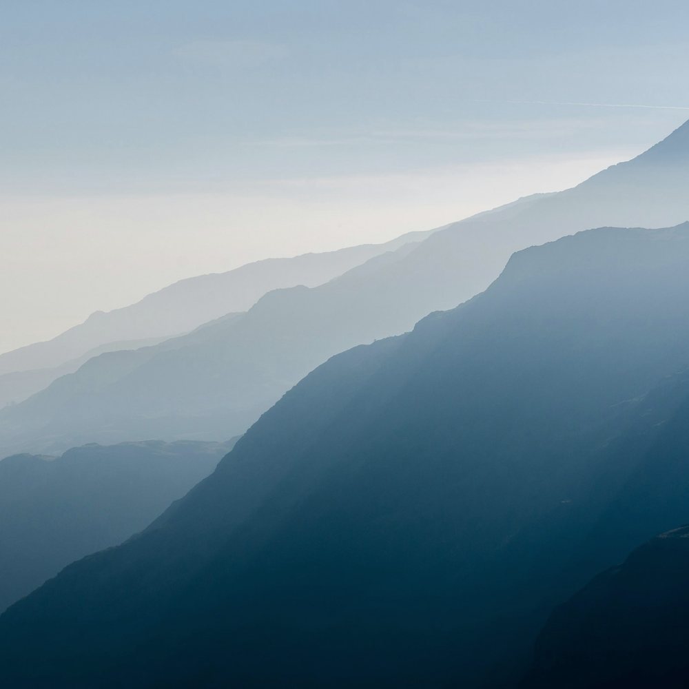 Nebel über ruhigen Bergketten